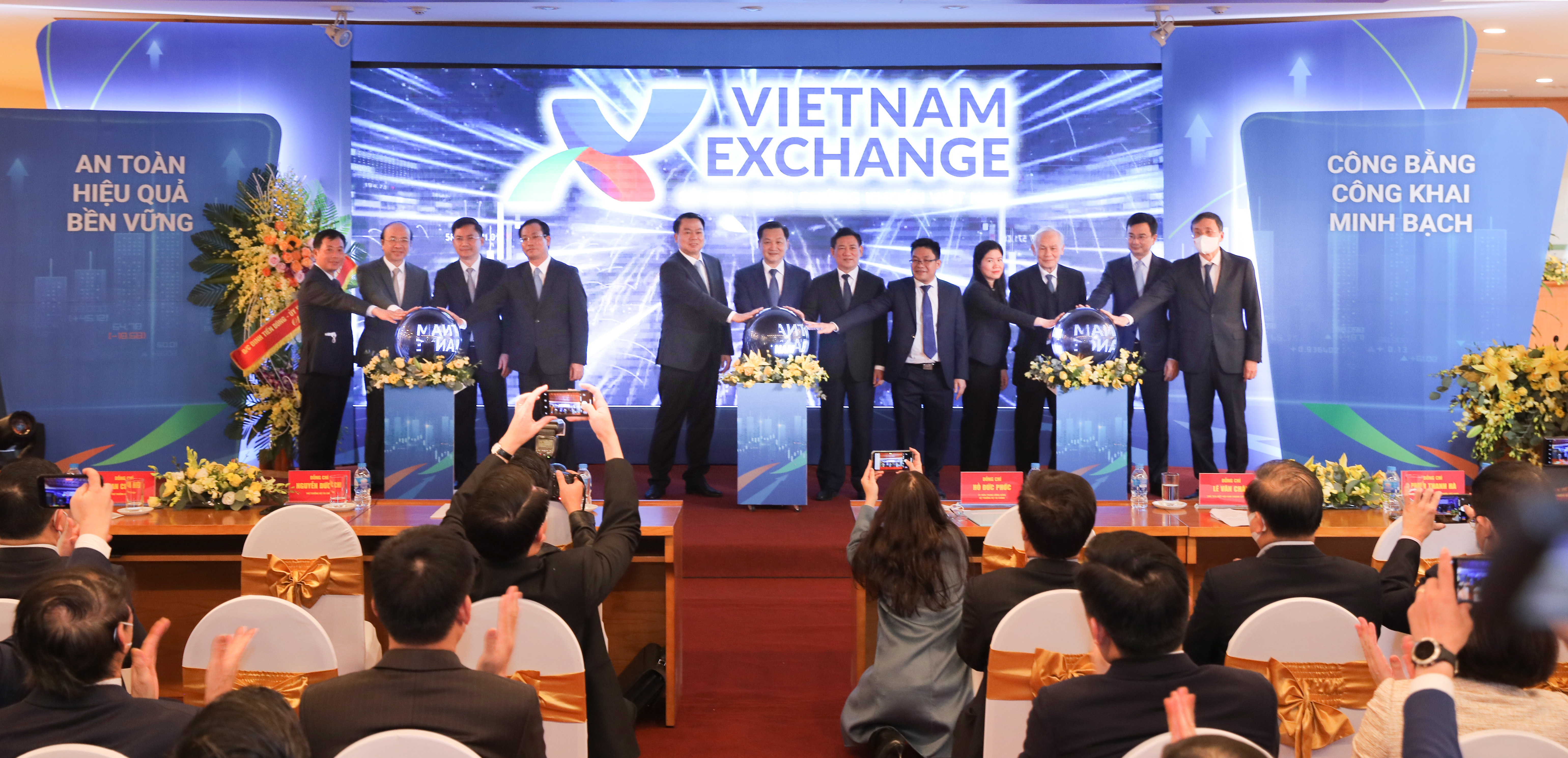 Ph&oacute; Thủ tướng L&ecirc; Minh Kh&aacute;i c&ugrave;ng đại diện c&aacute;c bộ ng&agrave;nh, đại diện c&aacute;c th&agrave;nh vi&ecirc;n thị trường tại ra mắt Sở giao dịch Chứng kho&aacute;n Việt Nam s&aacute;ng 11/12.