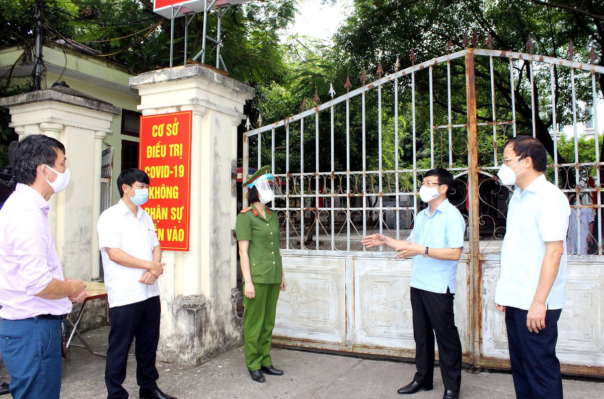 Chủ tịch UBND tỉnh L&ecirc; Duy Th&agrave;nh (người thứ 2 từ ph&iacute;a phải sang) kiểm tra cơ sở điều trị bệnh nh&acirc;n Covid-19 huyện Y&ecirc;n Lạc.
