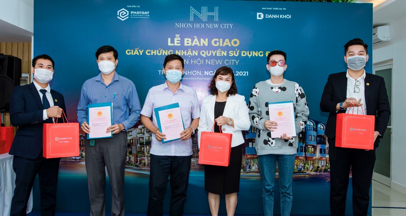 Kh&aacute;ch h&agrave;ng dự &aacute;n Nhơn Hội New City nhận b&agrave;n giao sổ đỏ.