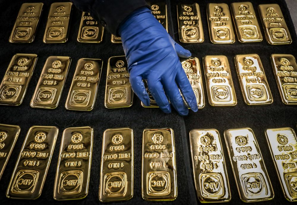 Giá vàng lao dốc vì đồng USD mạnh lên trong lúc đợi tin từ Fed