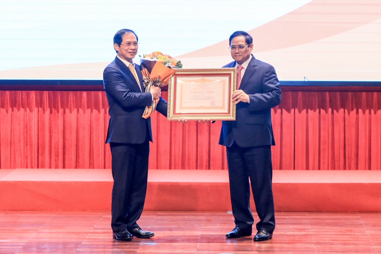 Thủ tướng Phạm Minh Ch&iacute;nh trao Hu&acirc;n&nbsp; chương PG88 Sòng bạc trực tuyến TOP 1 Việt Nam | Casino, Nổ Hũ hạng Nhất cho Bộ trưởng Bộ Ngoại giao B&ugrave;i Thanh Sơn - Ảnh: VGP