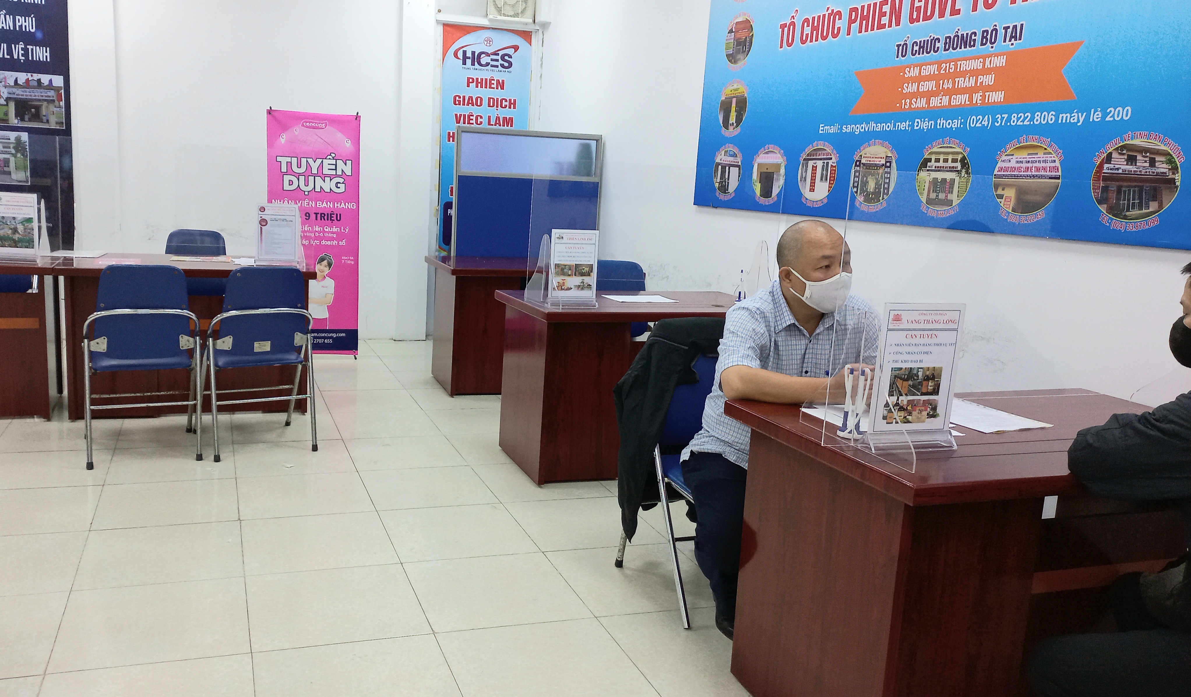 Khung cảnh vắng vẻ, l&aacute;c đ&aacute;c chỉ c&oacute; một v&agrave;i PG88 Sòng bạc trực tuyến TOP 1 Việt Nam | Casino, Nổ Hũ đến phỏng vấn trong phi&ecirc;n việc l&agrave;m s&aacute;ng 16/12. Ảnh - N.Dương.&nbsp;