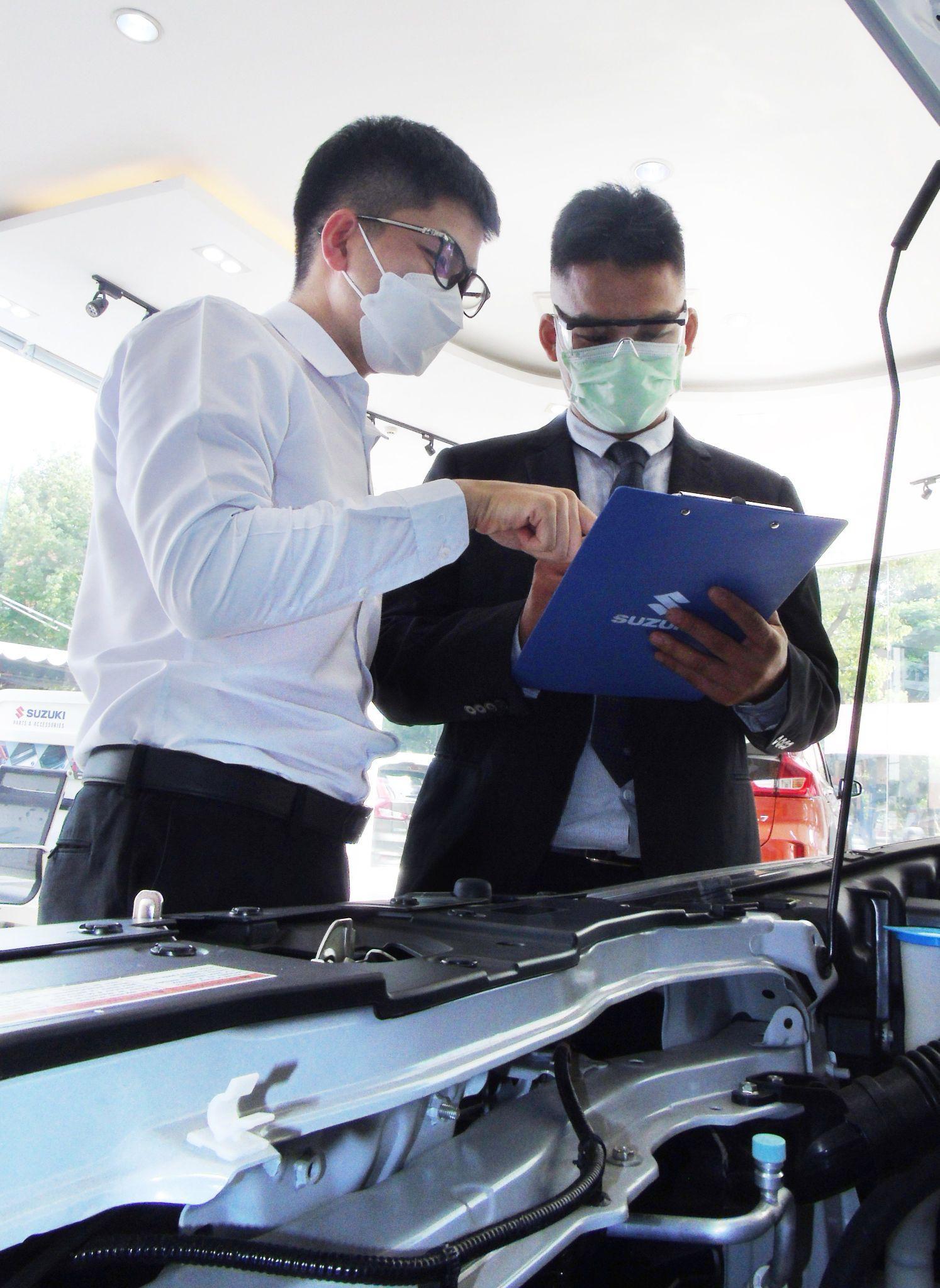 Tại cửa h&agrave;ng trực tiếp Suzuki World, &Ocirc;ng Nhật Ho&agrave;ng (b&ecirc;n phải) cũng như c&aacute;c nh&acirc;n vi&ecirc;n kh&aacute;c đều c&oacute; khả năng hỗ trợ kh&aacute;ch bằng nhiều thứ tiếng như tiếng Anh v&agrave; tiếng Nhật.