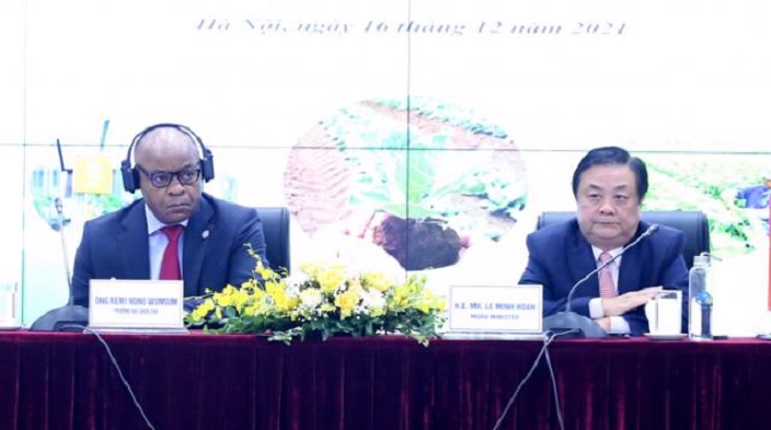 Bộ trưởng Bộ N&ocirc;ng nghiệp v&agrave; Ph&aacute;t triển n&ocirc;ng th&ocirc;n L&ecirc; Minh Hoan v&agrave; &ocirc;ng R&eacute;mi Nono Womdim, Trưởng đại diện FAO chủ tr&igrave; hội nghị.