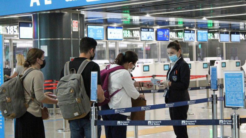 Nhiều quốc gia lập tức đ&oacute;ng cửa bi&ecirc;n giới với Nam Phi v&agrave; một số quốc gia l&aacute;ng giềng khi biến thể Omicron xuất hiện - Ảnh: Reuters