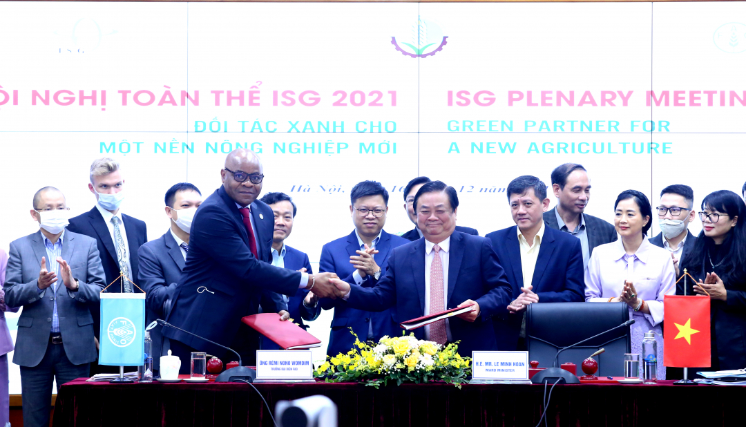 Bộ trưởng Lê Minh Hoan và Trưởng đại diện FAO Rémi Nono Womdim ký kết Khung chương trình hợp tác Việt Nam – FAO. 