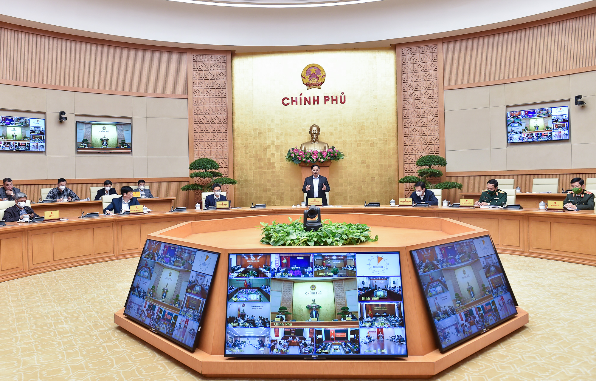 To&agrave;n cảnh cuộc họp tại đầu cầu trụ sở Ch&iacute;nh phủ - Ảnh: VGP