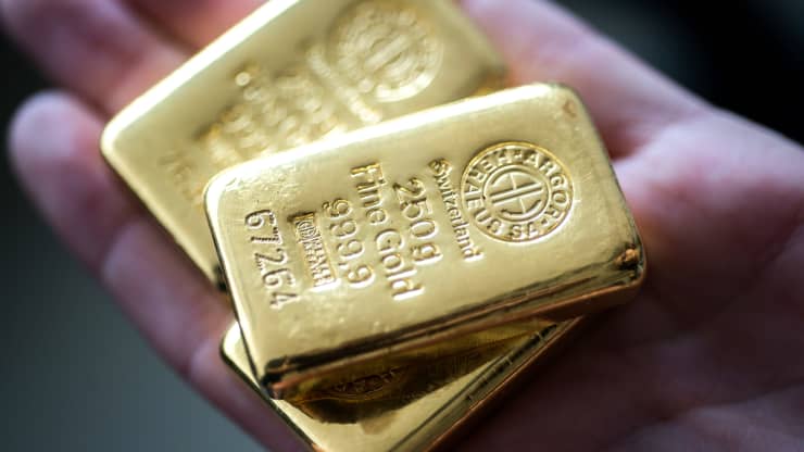 Giá vàng thế giới bất ngờ vọt lên 1.800 USD/oz, trong nước nhích chút đỉnh