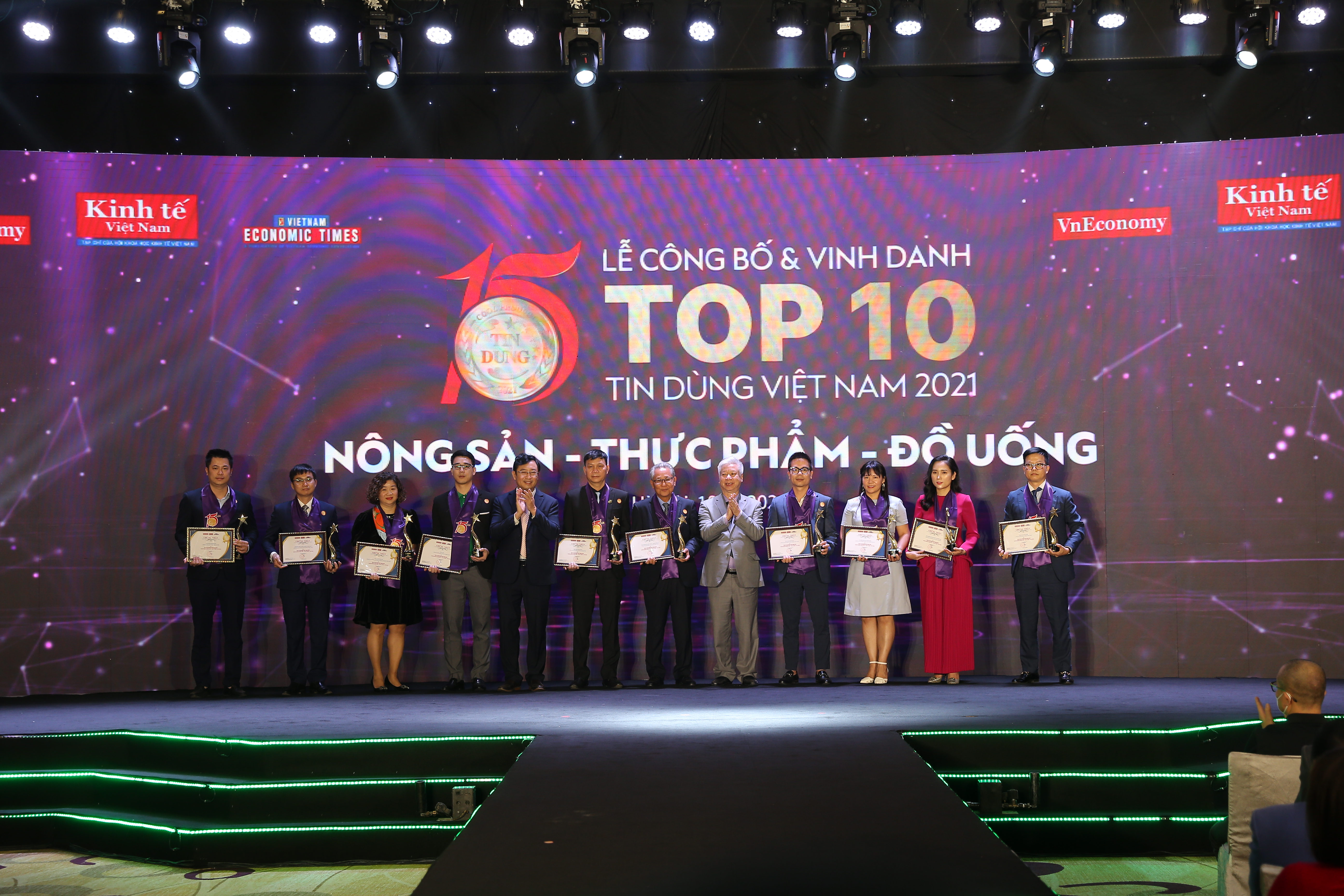 Top 10 sản phẩm, dịch vụ ng&agrave;nh n&ocirc;ng sản &ndash; thực phẩm &ndash; đồ uống gồm: Gạo Lộc Trời giống OM5451 &ndash; C&ocirc;ng ty CP Tập đo&agrave;n Lộc Trời; X&uacute;c x&iacute;ch Kielbasa - C&ocirc;ng ty cổ phần Thực phẩm Đức Việt; Thịt MeatDeli C&ocirc;ng ty CP Masan Meatlife; G&agrave; r&aacute;n gi&ograve;n da thấm thịt &ndash; C&ocirc;ng ty CP Good Day Hospitality; Gạo A An &ndash; C&ocirc;ng ty CP Lương thực A An; Tr&agrave; l&ecirc;n men Vkombucha &ndash; C&ocirc;ng ty CP Tập đo&agrave;n Vgreen; Nấm hương Kumo &ndash; C&ocirc;ng ty CP Tập đo&agrave;n N&ocirc;ng nghiệp Mẫu Sơn; Tr&aacute;i c&acirc;y v&ugrave;ng miền &ndash; C&ocirc;ng ty CP Ameii; Thực phẩm G Kitchen &ndash; C&ocirc;ng ty CP GreenFeed Việt Nam; v&agrave; Kem Mochi &ndash; C&ocirc;ng ty CP kem Tr&agrave;ng Tiền.