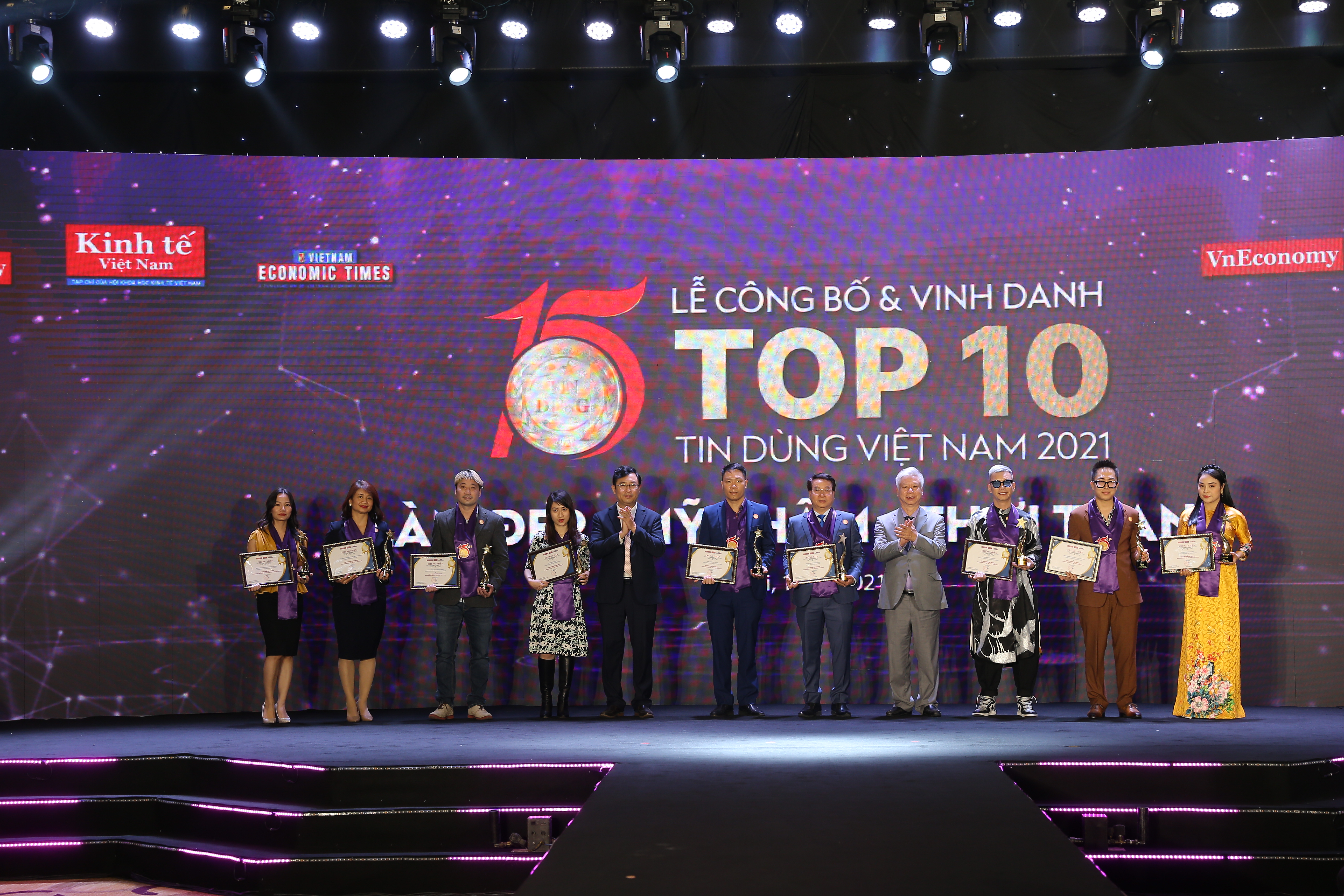 Top 10 ng&agrave;nh L&agrave;m đẹp &ndash; Mỹ phẩm &ndash; Thời trang gồm: Sơ mi chất liệu vải sen &ndash; Tổng C&ocirc;ng ty CP May Việt Tiến; veston cao cấp &ldquo;May 10 Suit&rdquo; &ndash; Tổng C&ocirc;ng ty May 10 &ndash; CTCP; sơ mi kh&ocirc;ng cần l&agrave; &ndash; C&ocirc;ng ty CP Tập đo&agrave;n Giovanni; &aacute;o d&agrave;i thiết kế Kenny Th&aacute;i &ndash; C&ocirc;ng ty TNHH Thời trang Kenny Th&aacute;i; trang phục jeans cho gia đ&igrave;nh &ndash; C&ocirc;ng ty CP Thời trang Gen Group; thương hiệu thời trang cao cấp Pantio &ndash; C&ocirc;ng ty TNHH Thời trang H&A; c&ocirc;ng nghệ căng da chỉ v&agrave;ng 24K Gold Thread &ndash; Bệnh viện Thẩm Mỹ &Aacute; &Acirc;u; thẩm mỹ mắt to&agrave;n diện &ndash; Bệnh viện Thẩm Mỹ Xu&acirc;n Hương; Meal Replacement for Weight Control &ndash; C&ocirc;ng ty TNHH Oriflame Việt Nam; v&agrave; trang sức kim cương 8 Hearts & 8 Arrows &ndash; C&ocirc;ng ty CP Tập đo&agrave;n V&agrave;ng bạc đ&aacute; qu&yacute; DOJI.