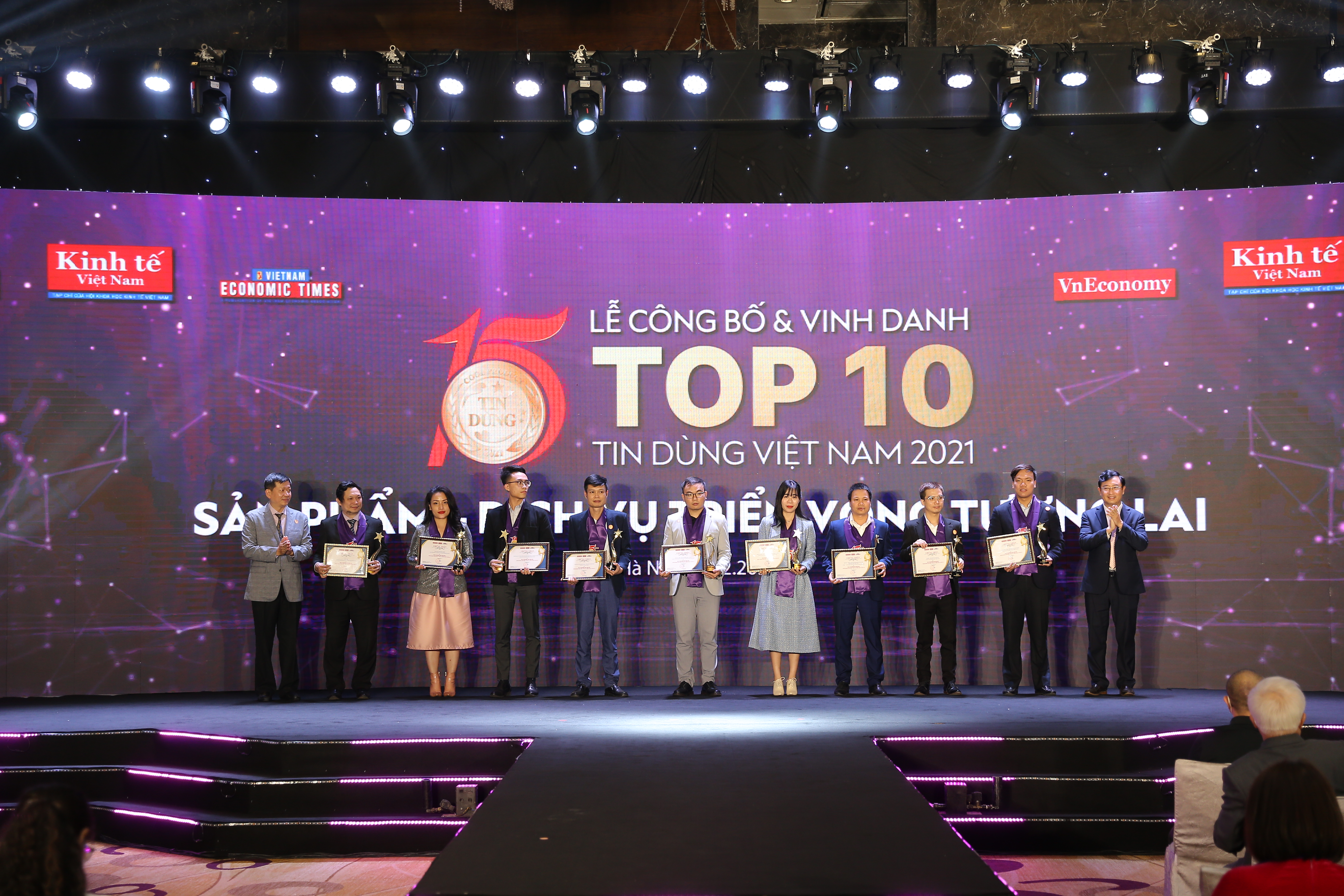 Top 10 Sản phẩm &ndash; Dịch vụ triển vọng tương lai gồm: Nền tảng KiotViet &ndash; C&ocirc;ng ty cổ phần phần mềm Citigo; Nền tảng Loship C&ocirc;ng ty CP Lozi Việt Nam; Sản phẩm Edupia &ndash; C&ocirc;ng ty Cổ phần gi&aacute;o dục Educa Corporation; Sản phẩm Dino Đi học &ndash; C&ocirc;ng ty Cổ phần Số 1 C&ocirc;ng nghệ Gi&aacute;o dục; Khẩu trang y tế trong suốt KRYSTAL &ndash; C&ocirc;ng ty INNOVACARE INC; C&ocirc;ng ty Cổ phần C&ocirc;ng nghệ Mới Nhật Hải OIC New; Tr&agrave; Hoa V&agrave;ng Đảo Ph&uacute; Quốc &ndash; The Endless Journey Of Vietnamese Gifts; Nền tảng Ivenue 9 &ndash; C&ocirc;ng ty CP Gi&aacute;o Dục v&agrave; C&ocirc;ng Nghệ Get Ins; Salework &ndash; C&ocirc;ng ty TNHH ESBT; v&agrave; Nền tảng Hanoma &ndash; C&ocirc;ng ty CP C&ocirc;ng nghệ Ilott.