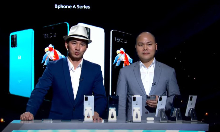 CEO Bkav Nguyễn Tử Quảng (cùng sụ hỗ trợ của MC Xuân Bắc) trực tiếp livestream trên các nền tảng mạng xã hội để giới thiệu và “chốt đơn” cho các mẫu sản phẩm mới của hãng.