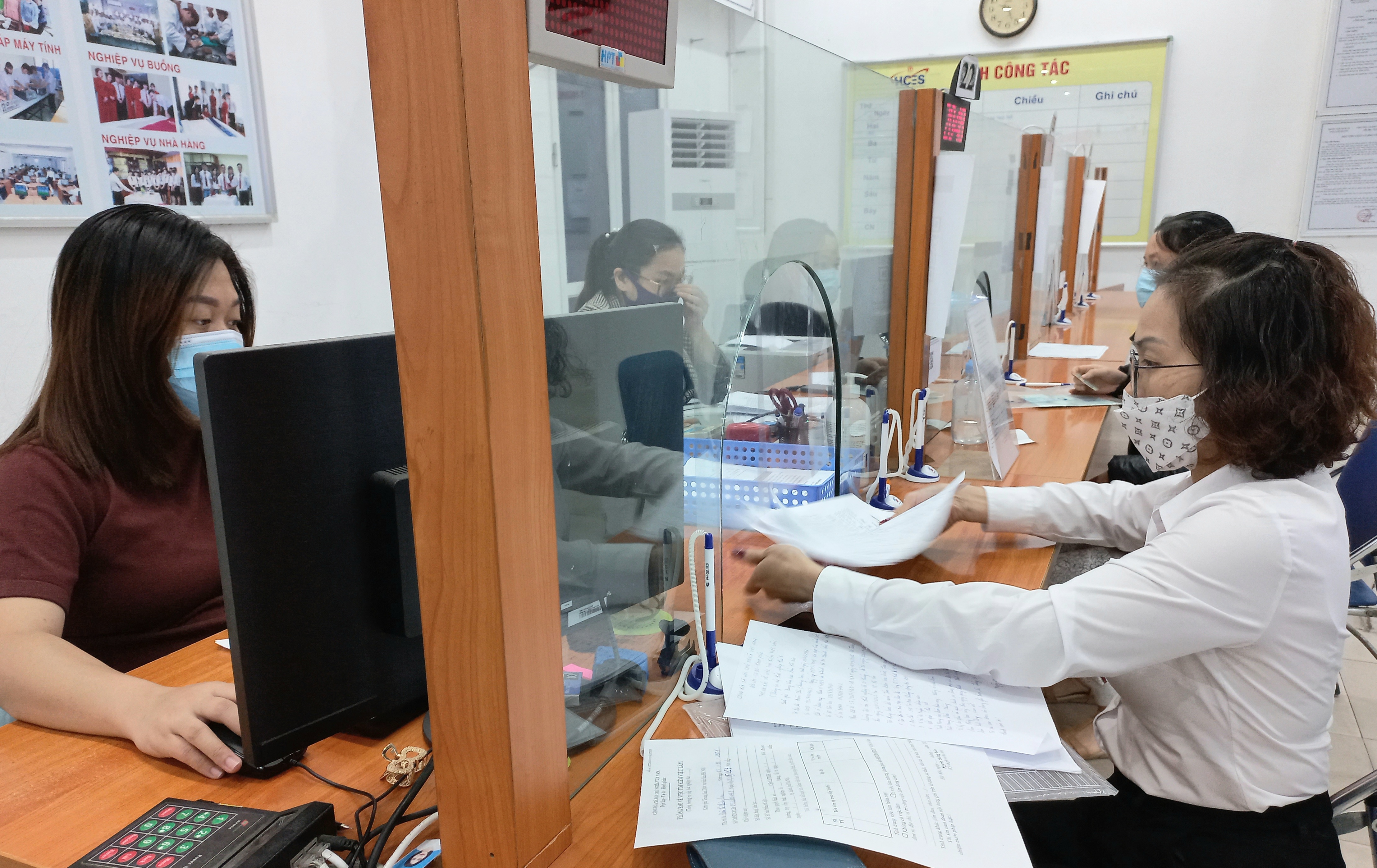 Người lao động chọn rút bảo hiểm một lần vì bất đăc dĩ. Ảnh minh họa - N.Dương. 