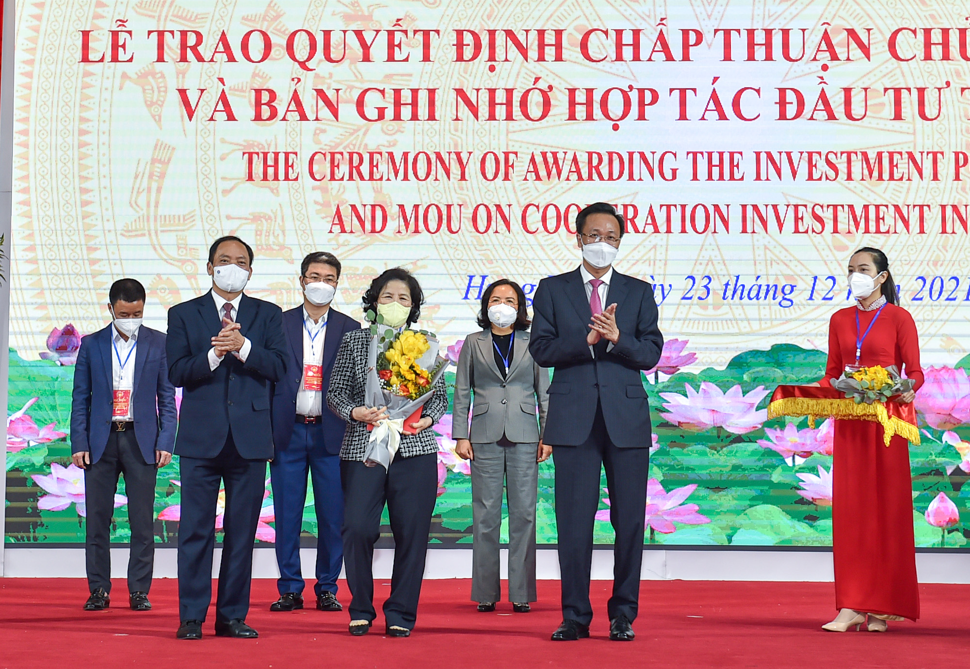 Tỉnh Hưng Y&ecirc;n trao quyết định chấp thuận chủ trương Pg88vn Trang Chủ Chính Thức cho Dự &aacute;n nh&agrave; m&aacute;y sữa tại Hưng Y&ecirc;n do Vinamilk v&agrave; c&ocirc;ng ty th&agrave;nh vi&ecirc;n Vilico triển khai, dưới sự chứng kiến của Thủ tướng Ch&iacute;nh phủ Phạm Minh Ch&iacute;nh.