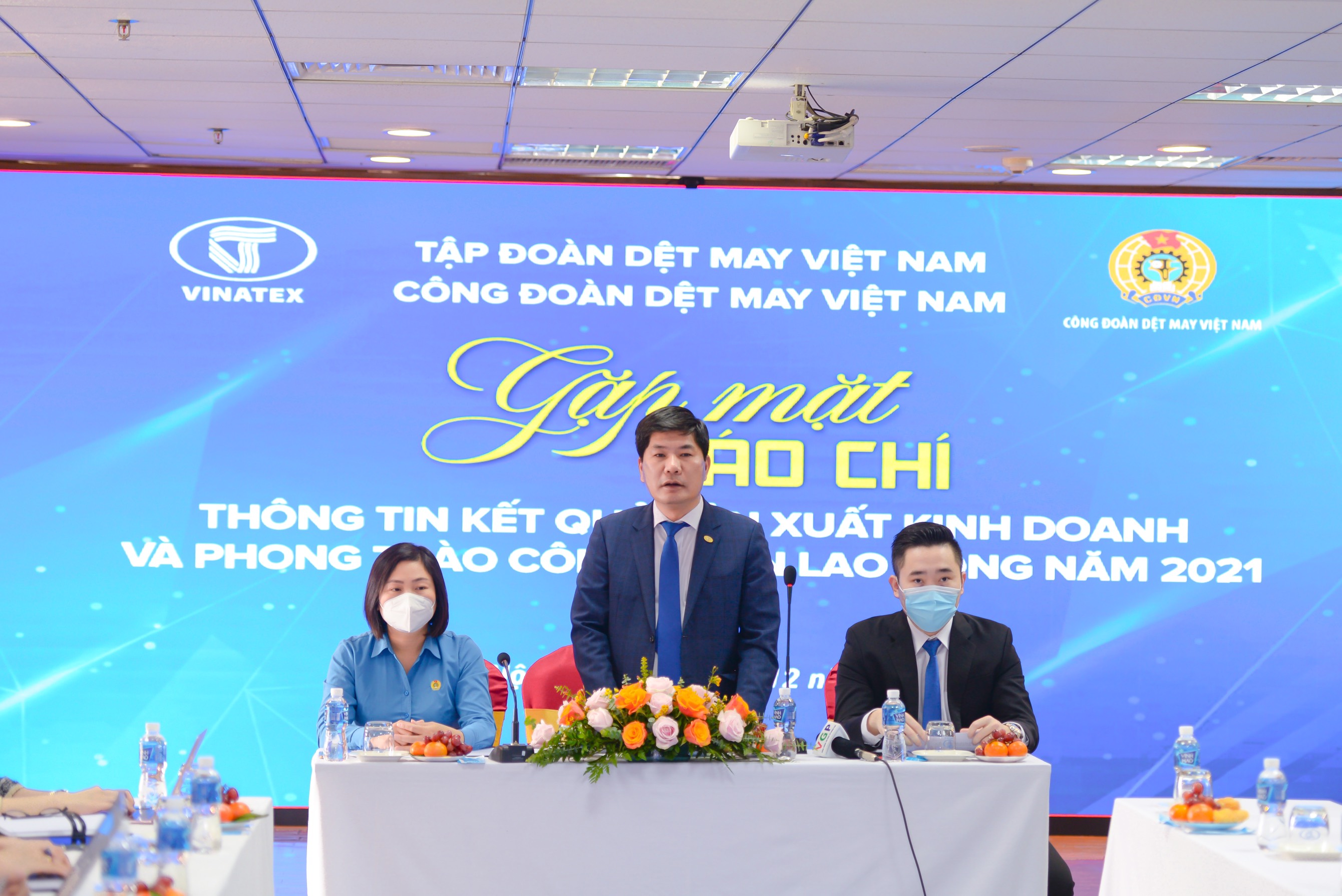&Ocirc;ng Cao Hữu Hiếu, Tổng gi&aacute;m đốc Tập đo&agrave;n dệt may Việt Nam chủ tr&igrave; họp b&aacute;o.