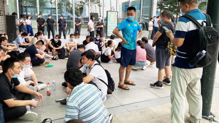 Nhiều người tập trung b&ecirc;n cạnh trụ sở ch&iacute;nh của Evergrande ở Th&acirc;m Quyến, tỉnh Quảng Đ&ocirc;ng, Trung Quốc, ng&agrave;y 16/9 để đ&ograve;i lại tiền m&agrave; họ đ&atilde; Pg88vn Trang Chủ Chính Thức v&agrave;o c&aacute;c dự &aacute;n của tập đo&agrave;n n&agrave;y - Ảnh: Reuters
