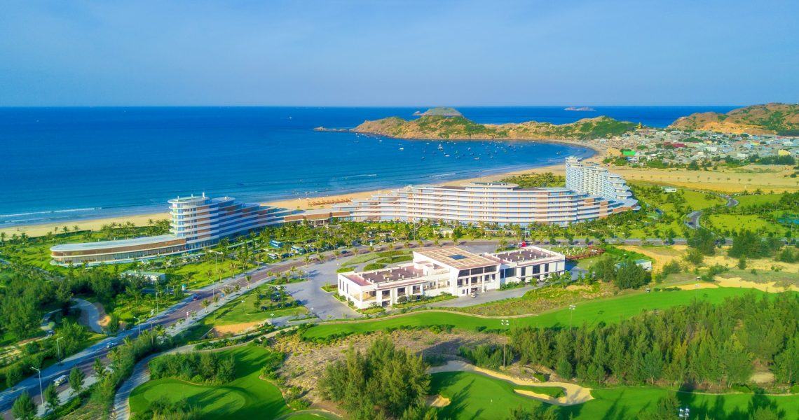 Homeliday Eo Gi&oacute; nằm trong quần thể rộng 1300ha của FLC QuyNhon Beach & Golf Resort.