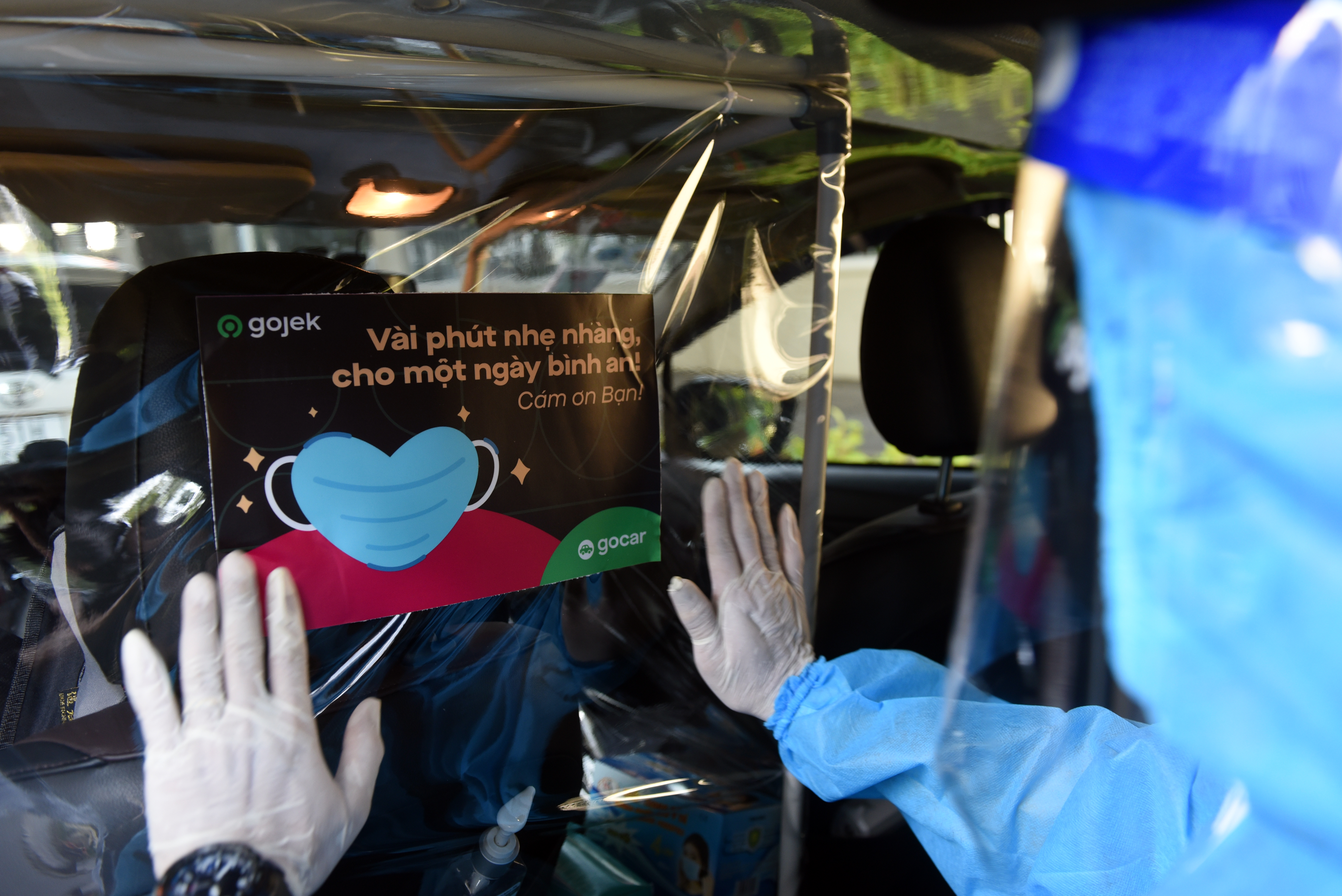 Gojek đồng h&agrave;nh c&ugrave;ng tuyến đầu chống dịch, phục vụ những chuyến đi b&igrave;nh an v&igrave; những mục đ&iacute;ch cao cả.