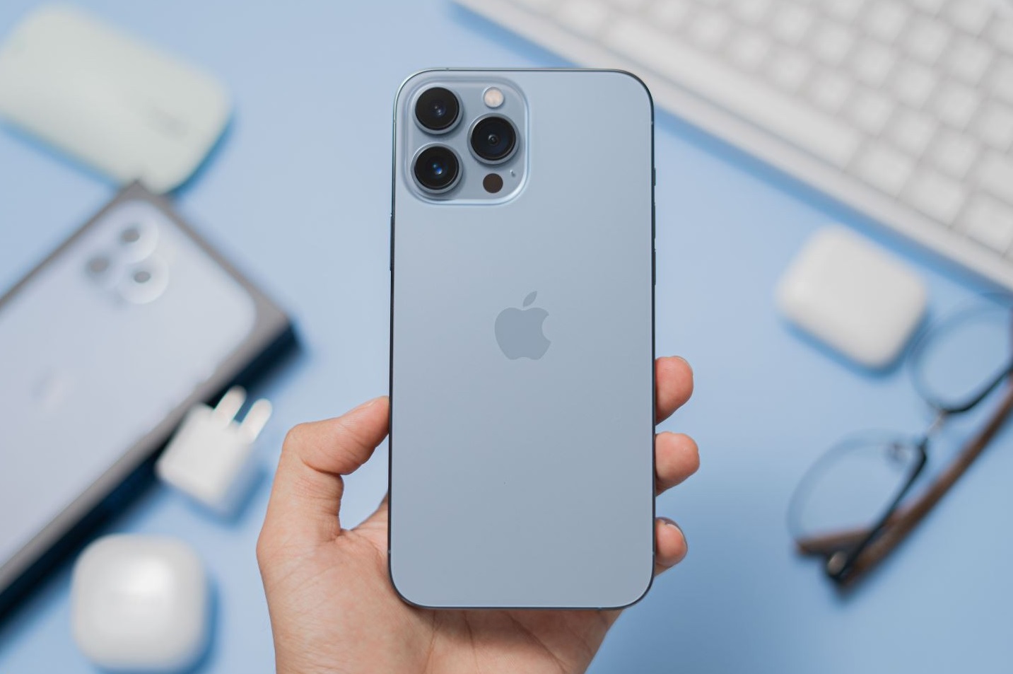 iPhone 13 Pro Max bất ngờ có mức giảm mạnh nhất tới 6 triệu đồng cho phiên bản 256GB.