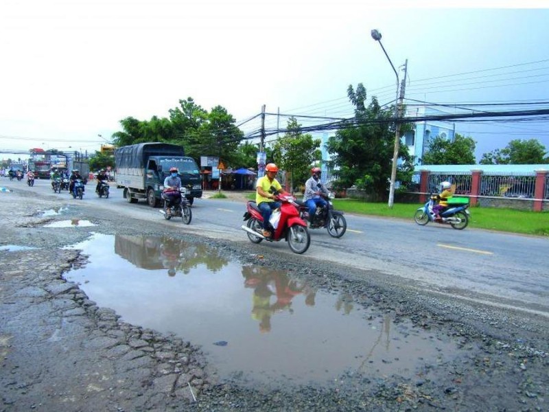 Quốc lộ 62 quá tải, xuống cấp trầm trọng.