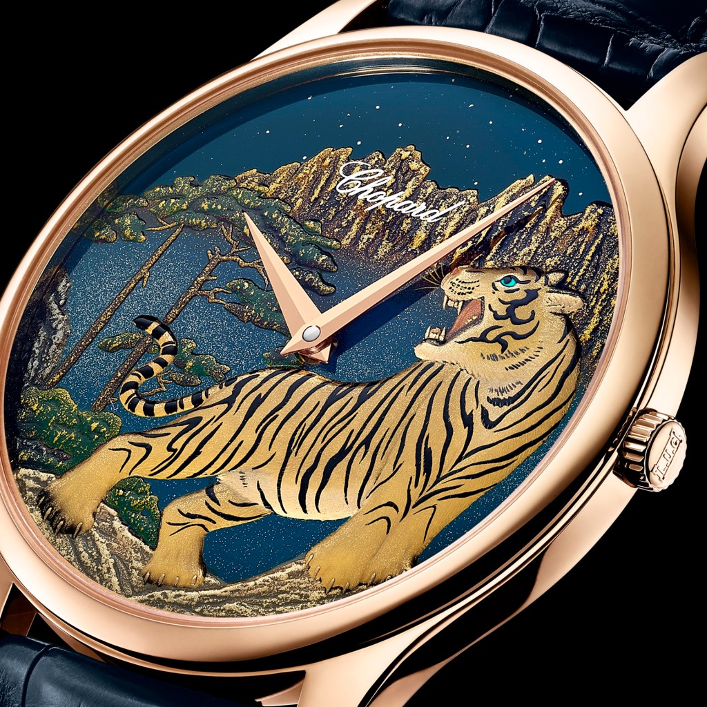 Qua thiết kế của Chopard, mặt số m&ocirc; phỏng h&igrave;nh ảnh con hổ đang gầm trong một khung cảnh sơn d&atilde; cực kỳ phong ph&uacute;.