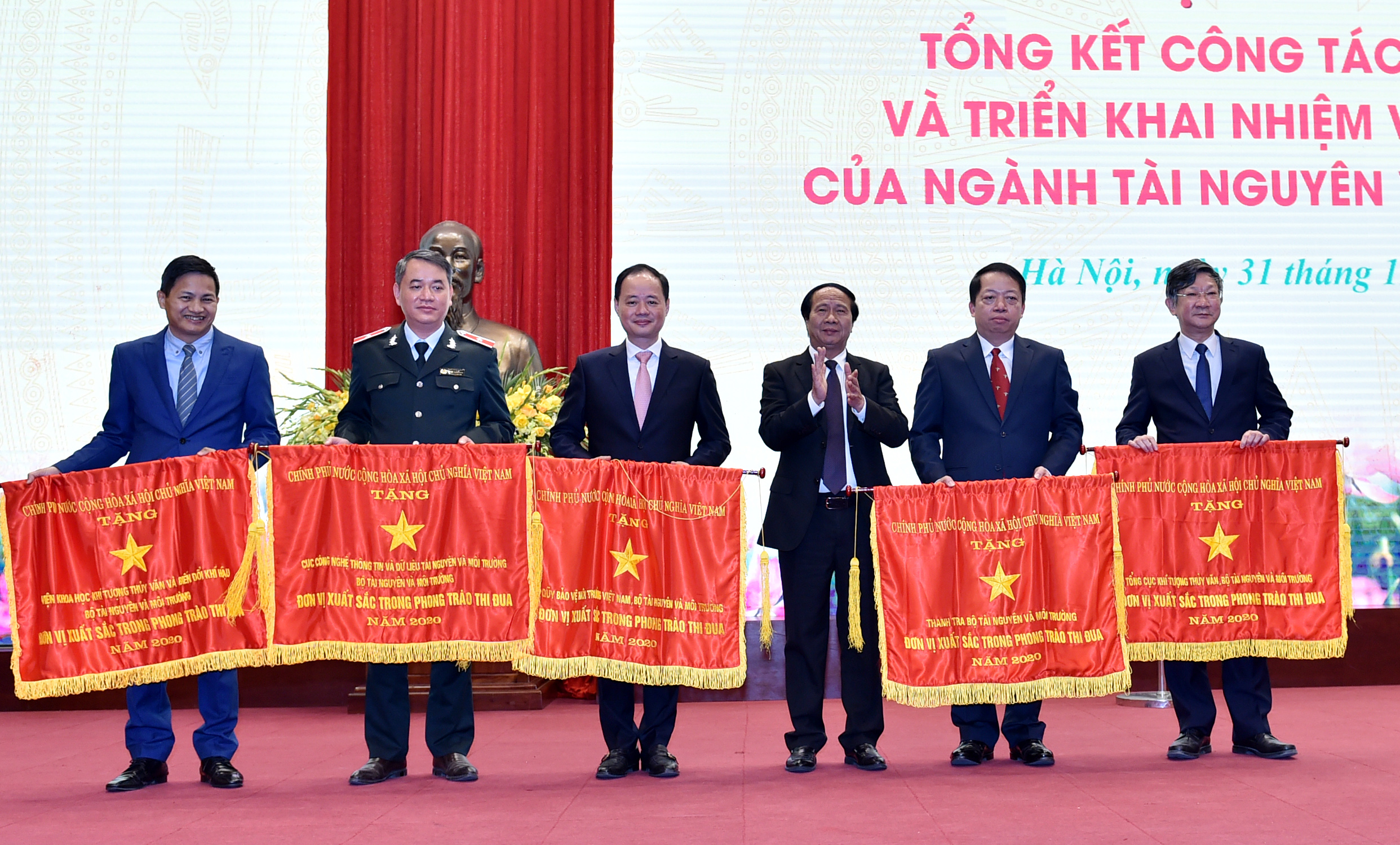 Ph&oacute; Thủ tướng L&ecirc; Văn Th&agrave;nh trao Cờ thi đua của Ch&iacute;nh phủ tặng c&aacute;c tập thể c&oacute; th&agrave;nh t&iacute;ch xuất sắc - Ảnh: VGP