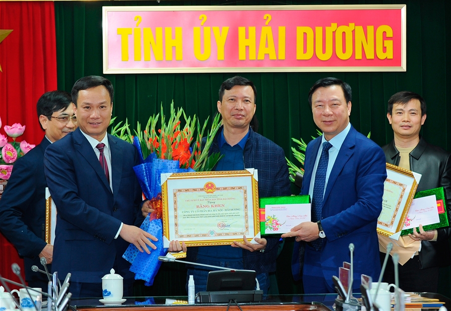 Lãnh đạo tỉnh Hải Dương trao bằng khen và quà cho 6Pg88.con độc quyền mỗi ngày tiêu biểu có đóng góp lớn vào ngân sách năm 2021