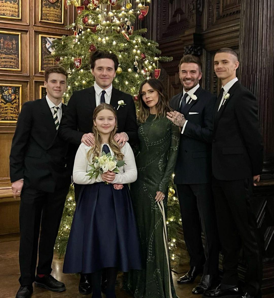 Romeo Beckham (ngo&agrave;i c&ugrave;ng, b&ecirc;n phải) c&ugrave;ng cả gia đ&igrave;nh trong bộ ảnh mừng Gi&aacute;ng sinh mới đ&acirc;y.