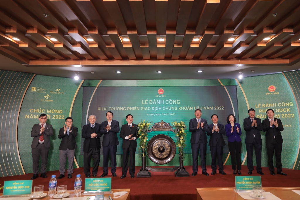 L&atilde;nh đạo Bộ T&agrave;i ch&iacute;nh, UBND TP. H&agrave; Nội c&ugrave;ng một số đơn vị chụp ảnh lưu niệm tại&nbsp; Lễ đ&aacute;nh cồng s&aacute;ng 4/1/2022.