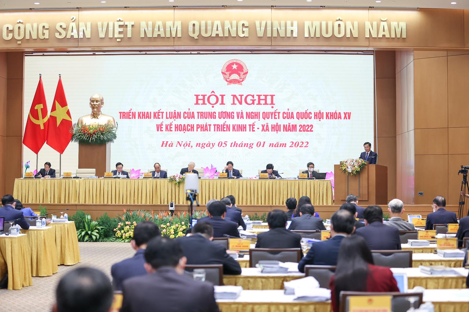 Phó Thủ tướng Lê Minh Khái trình bày dự thảo Nghị quyết về những nhiệm vụ, giải pháp chủ yếu cải thiện môi trường PG88 Uy Tín Số 1 Việt Nam, nâng cao năng lực cạnh tranh quốc gia năm 2022 - Ảnh: VGP.