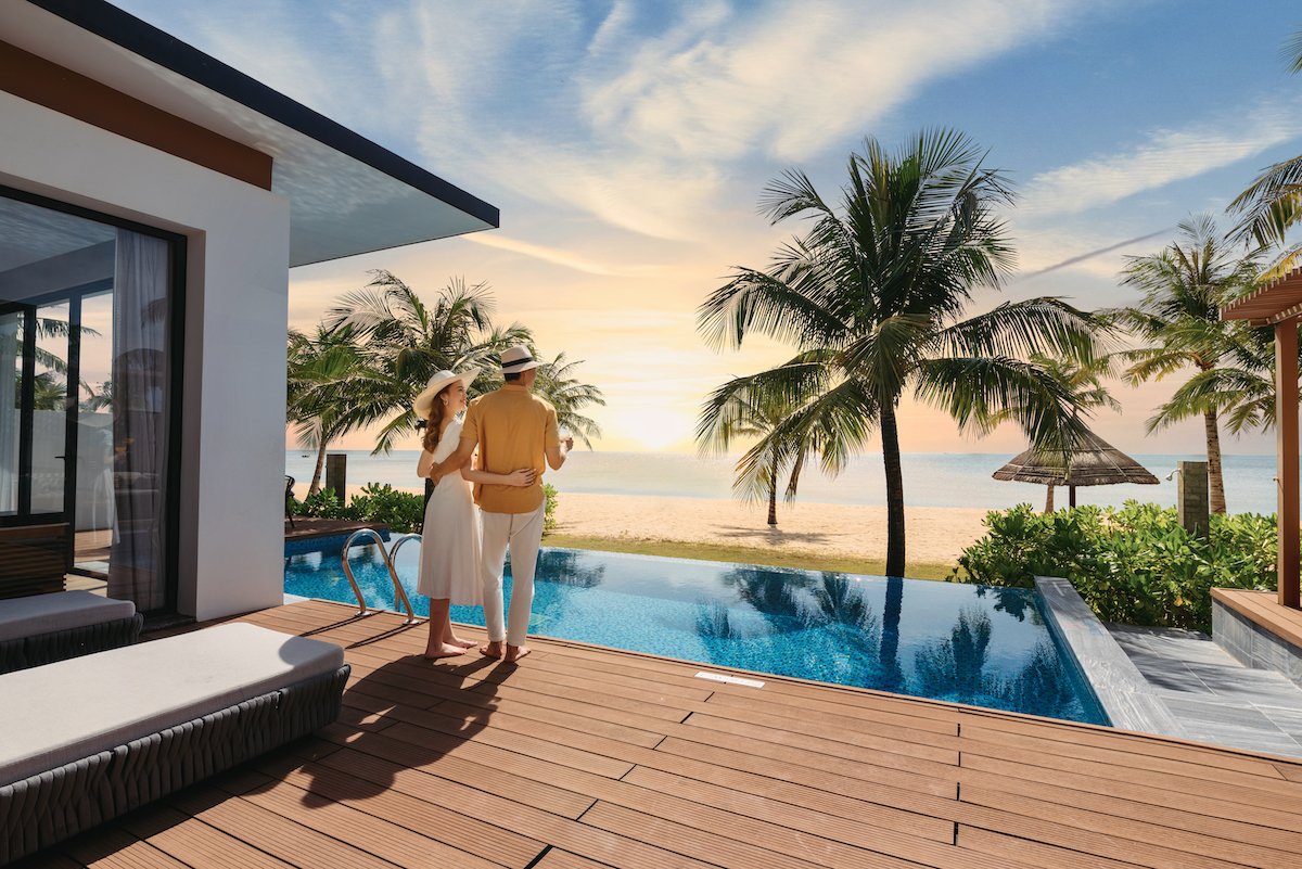 Chủ nh&acirc;n Elite Villa cũng đồng thời sở hữu vẻ đẹp ho&agrave;ng h&ocirc;n tuyệt mỹ tại nơi ngắm ho&agrave;ng h&ocirc;n đẹp nhất Việt Nam.