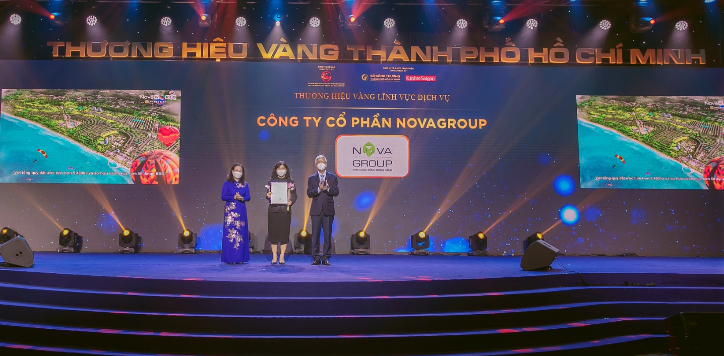 Bà Hoàng Thu Châu - Tổng Giám đốc NovaGroup nhận giải thưởng Thương hiệu Vàng Tp.HCM 2021.
