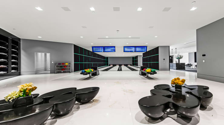 S&agrave;n chơi bowling trong dinh thự.