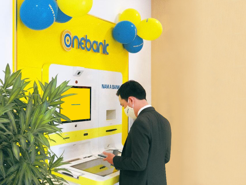 Kh&aacute;ch h&agrave;ng giao dịch tại ONEBANK.