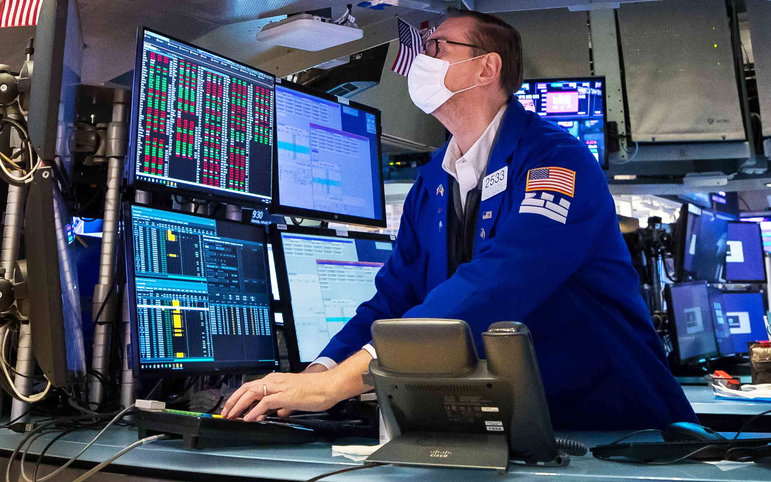S&P 500 giảm liền 5 phiên, giá dầu đi xuống, Bitcoin vẫn trượt dốc