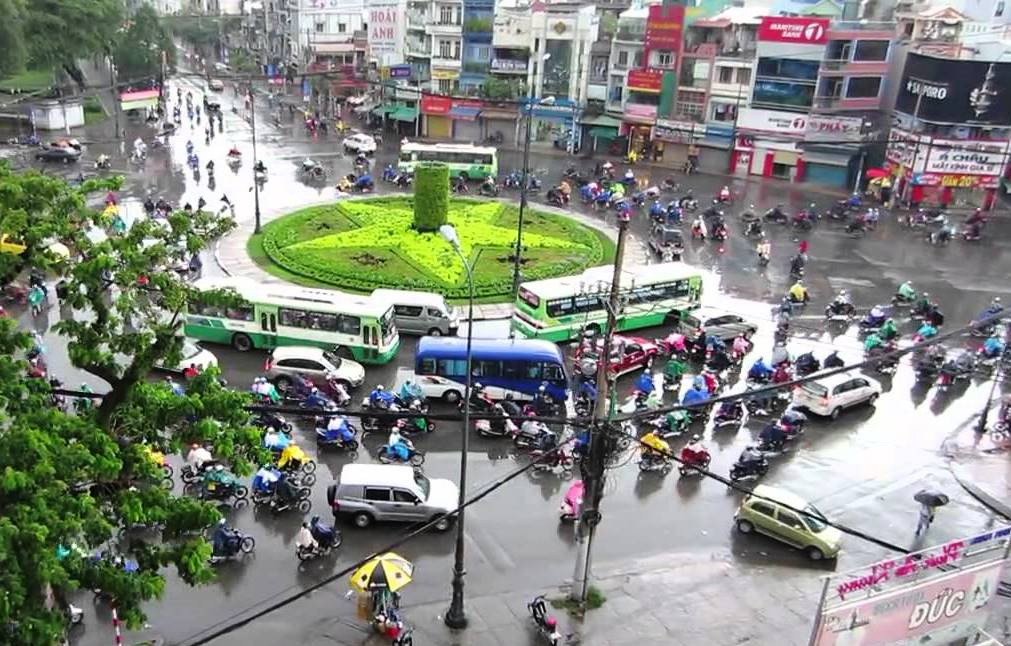 Vòng xoay Công trường Dân Chủ (quận 3 và quận 10, TP.HCM), - một "điểm đen" về kẹt xe giờ cao điểm từng được nghiên cứu xây dựng cầu vượt.