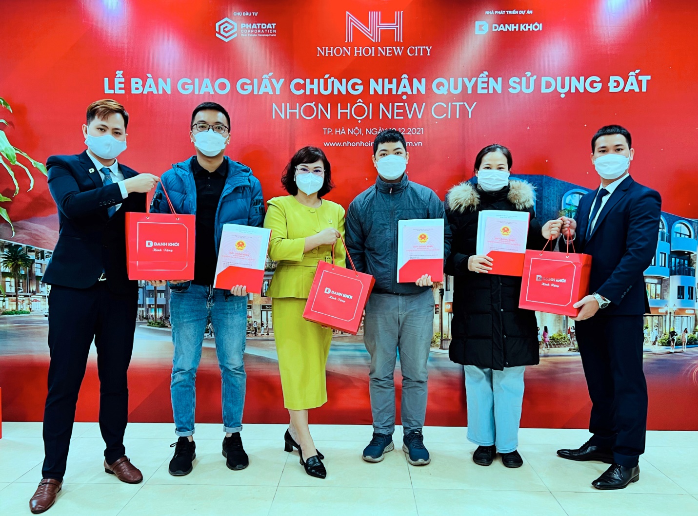 Kh&aacute;ch h&agrave;ng dự &aacute;n Nhơn Hội New City nhận b&agrave;n giao sổ đỏ.