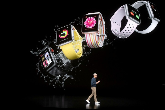 Hai sản phẩm lớn của Apple ra mắt trong thập kỷ điều h&agrave;nh đầu ti&ecirc;n của &ocirc;ng Cook l&agrave; AirPods v&agrave; Apple Watch - Ảnh: AFP