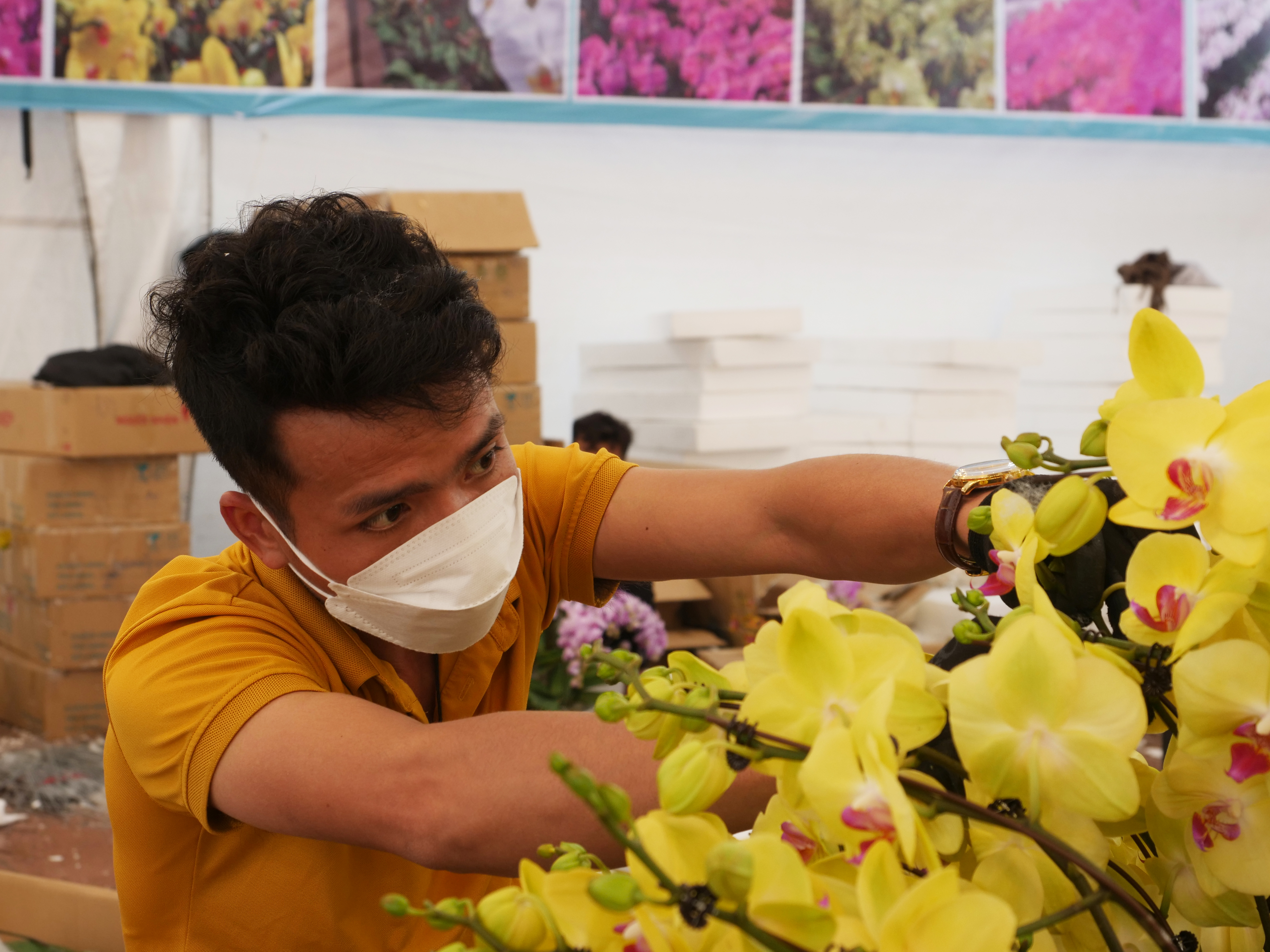 Kh&aacute;c với những nghề kh&aacute;c, anh H&ugrave;ng chỉ l&agrave;m việc 3 vụ/năm. Đ&oacute; l&agrave; v&agrave;o c&aacute;c dịp 8/3, 20/11 v&agrave; Tết Nguy&ecirc;n đ&aacute;n. Trong đ&oacute;, vụ Tết Nguy&ecirc;n đ&aacute;n l&agrave; vụ c&oacute; thời gian l&agrave;m việc l&acirc;u nhất, thường k&eacute;o d&agrave;i cả th&aacute;ng, những dịp kh&aacute;c c&ocirc;ng việc chỉ k&eacute;o d&agrave;i v&agrave;i ba ng&agrave;y.