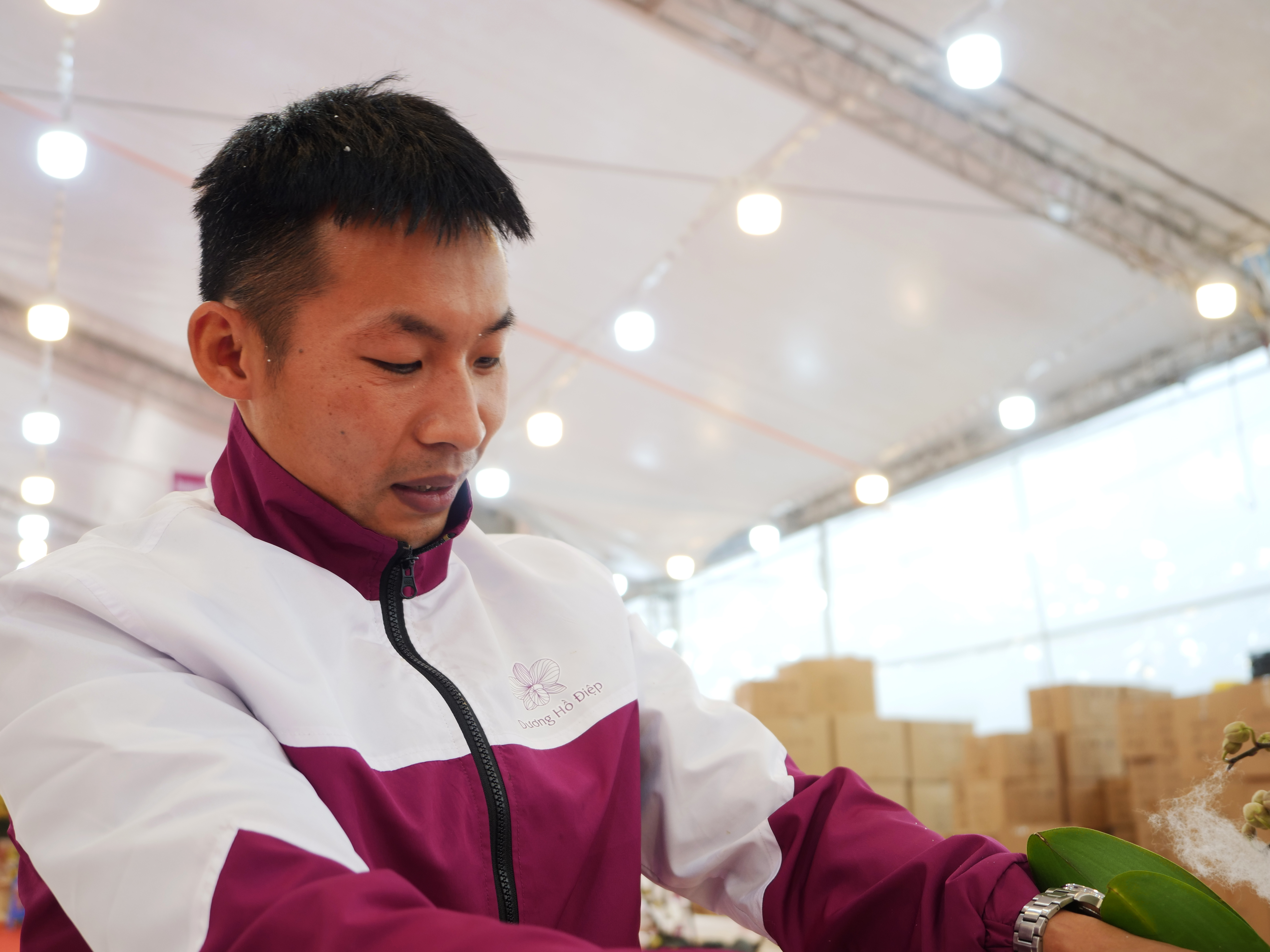 Mức thu nhập của anh H&ugrave;ng l&agrave; niềm mơ ước của nhiều người, trong đ&oacute; c&oacute; anh L&ecirc; Xu&acirc;n T&uacute; (Chấn Y&ecirc;n, Y&ecirc;n B&aacute;i), 1 thợ cắm hoa mới v&agrave;o nghề, đang l&agrave;m việc cho thương hiệu Dương Hồ Điệp.