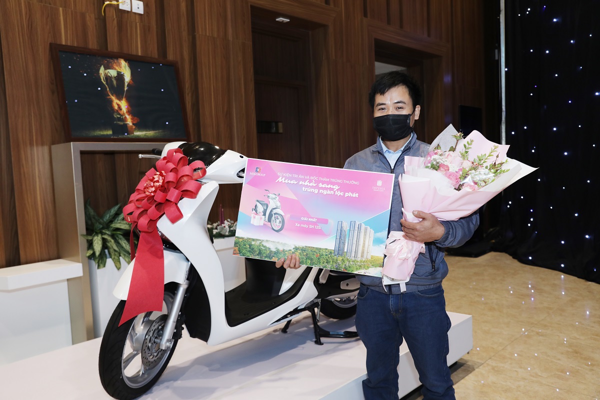 Anh Kh&aacute;nh - chủ nh&acirc;n của giải thưởng xe m&aacute;y SH125i CBS trị gi&aacute; 95 triệu đồng.