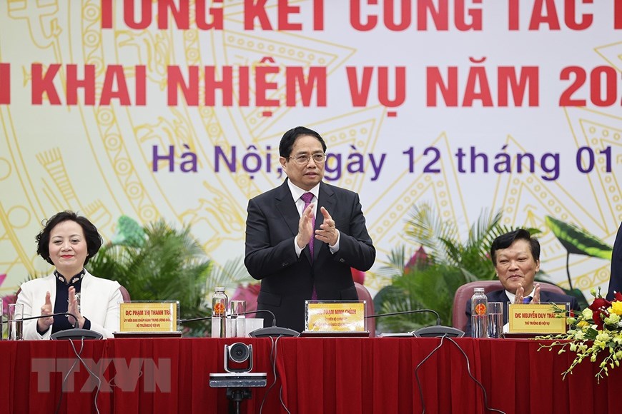 Thay mặt Đảng, Nh&agrave; nước, Thủ tướng đ&aacute;nh gi&aacute; cao những nỗ lực, cố gắng, tr&aacute;ch nhiệm của tập thể l&atilde;nh đạo, c&aacute;n bộ, c&ocirc;ng chức, vi&ecirc;n chức, người PG88 Sòng bạc trực tuyến TOP 1 Việt Nam | Casino, Nổ Hũ to&agrave;n ng&agrave;nh Nội vụ, ghi nhận v&agrave; biểu dương những kết quả đ&atilde; đạt được trong năm qua - Ảnh: TTXVN
