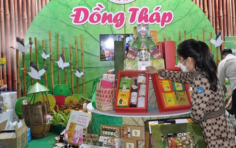 Sản phẩm n&ocirc;ng sản của tỉnh Đồng Th&aacute;p được giới thiệu tại hội thảo- Ảnh: CT.