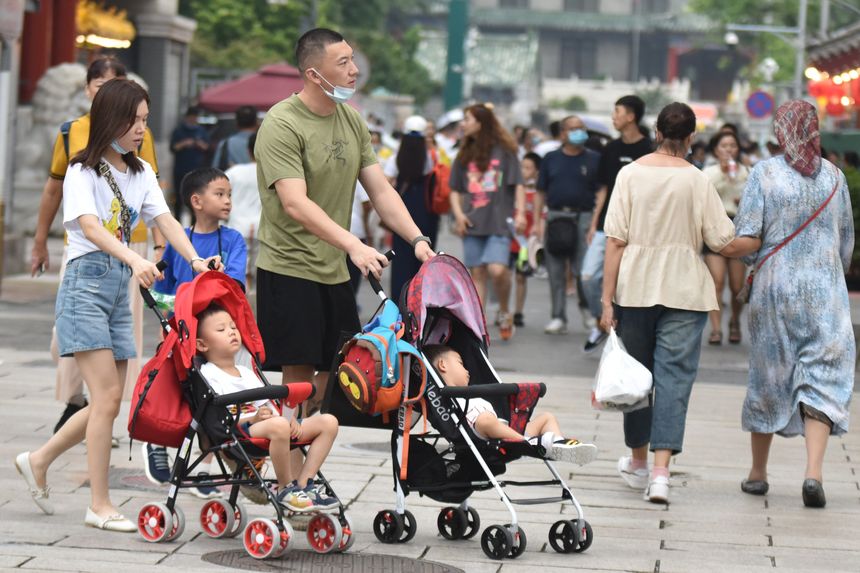 Gi&aacute; bất động sản cao c&ugrave;ng chi ph&iacute; gi&aacute;o dục lớn, đặc biệt tại c&aacute;c th&agrave;nh phố lớn, thường được chỉ ra l&agrave; những nguy&ecirc;n nh&acirc;n h&agrave;ng đầu khiến c&aacute;c cặp đ&ocirc;i kh&ocirc;ng muốn sinh th&ecirc;m con - Ảnh: WSJ