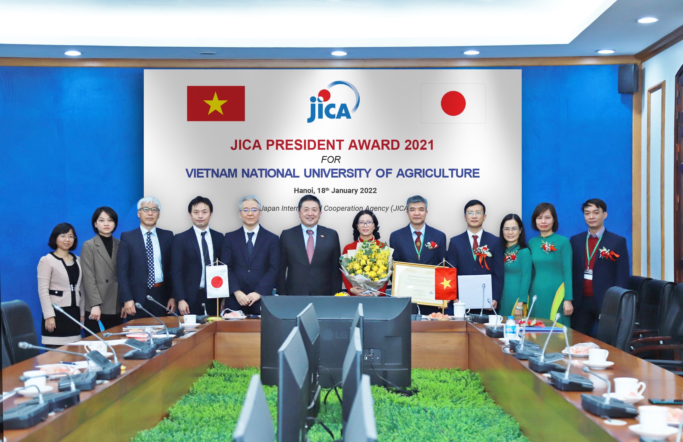 Các đại biểu của JICA Việt Nam trao giải thưởng cho Học viện Nông nghiệp Việt Nam nhằm ghi nhận những nỗ lực trong PG88 hơn 2,1 triệu thành viên giống lúa tại Việt Nam.