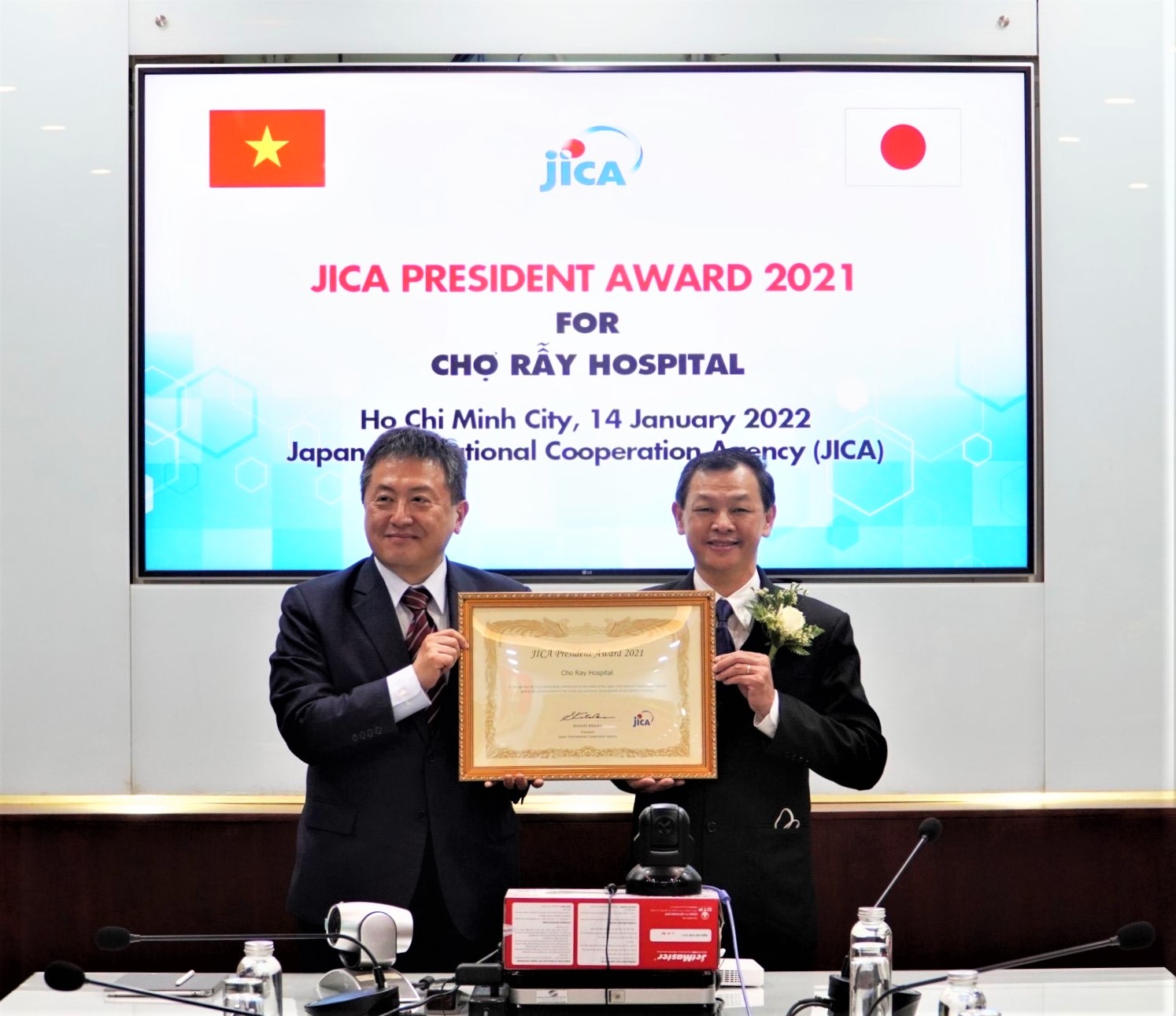 Trưởng Đại diện Văn ph&ograve;ng JICA Việt Nam - &ocirc;ng Shimizu Akira đ&atilde; trao bằng khen cho TS.BS. Nguyễn Tri Thức - Gi&aacute;m đốc Bệnh viện Chợ Rẫy.
