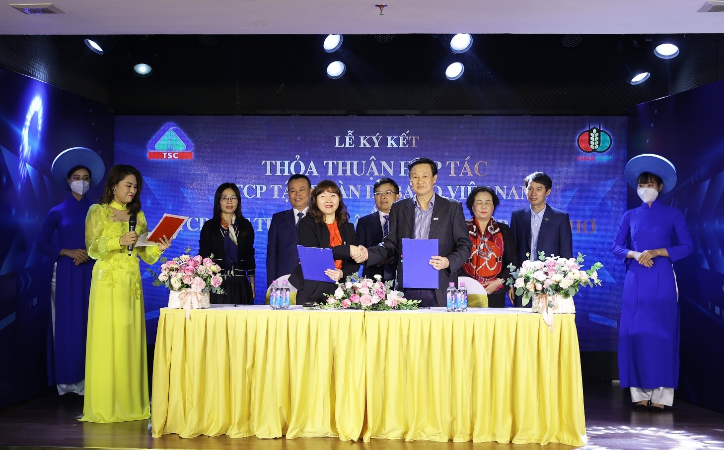 Bà Nguyễn Thị Minh Nguyệt - Chủ tịch Hội đồng Quản trị của TSC và ông Nguyễn Khắc Thảo - Phó Chủ tịch Hội đồng Quản trị, Tổng giám đốc Dabaco ký thỏa thuận hợp tác ngày 20/1 tại Hà Nội.