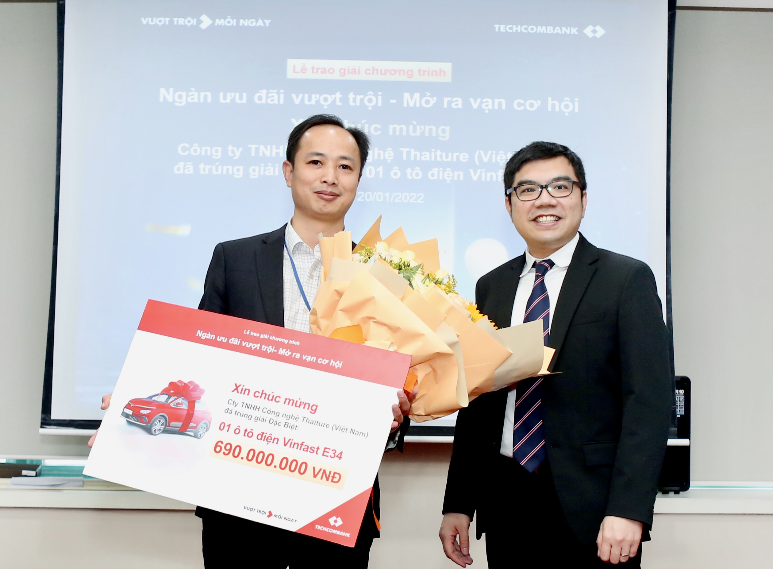 Đại diện Techcombank trao giải đặc biệt 1 ô tô điện Vinfast cho Công ty TNHH Link Đăng Nhập PG88 Chính Thức 2026; Thaiture.