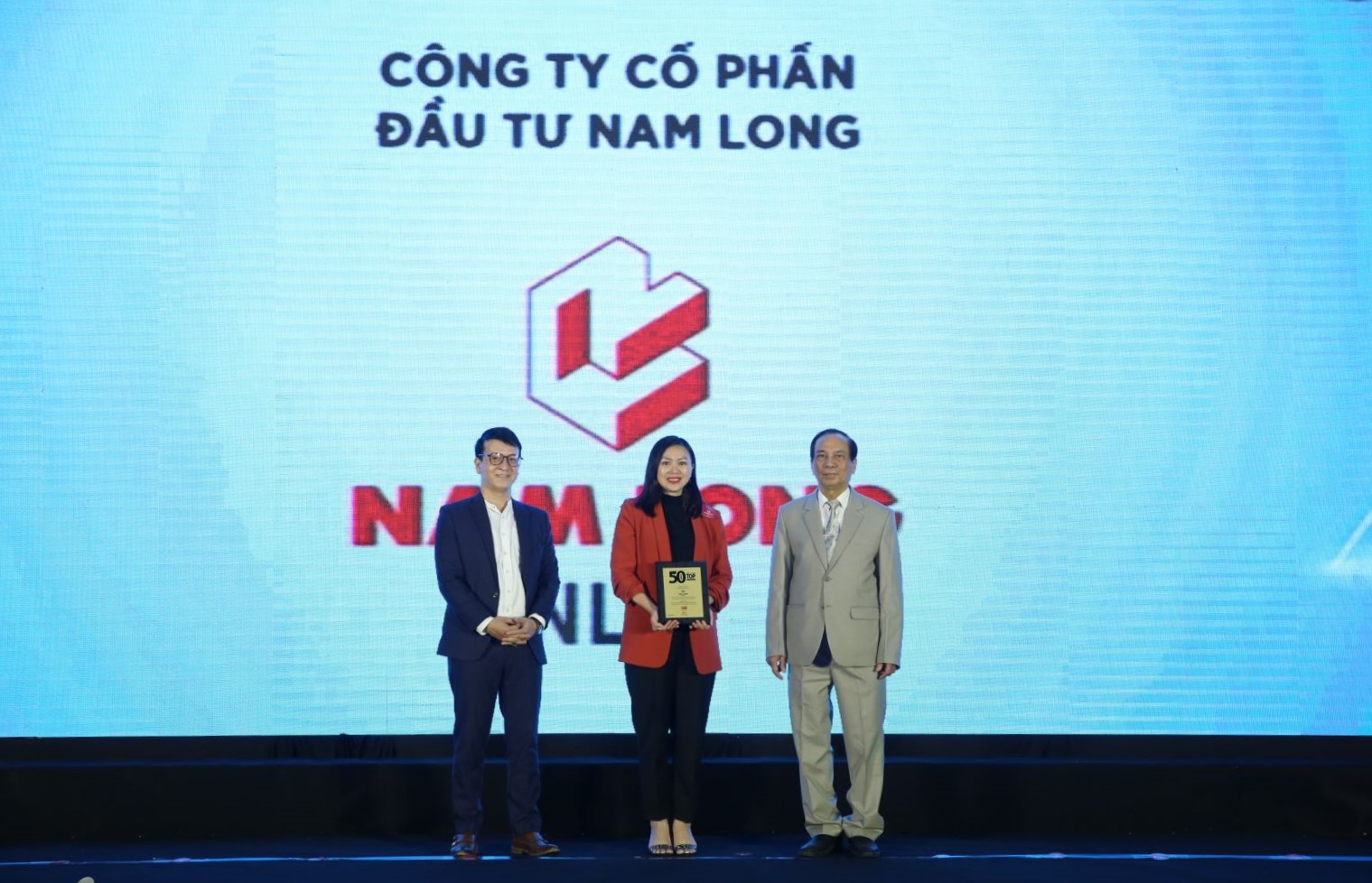 Bà Nguyễn Thị Thanh Thảo - Phó Giám đốc Pg88ok giải trí thể thao, casino, bắn cá và slot Tập đoàn Nam Long nhận giải thưởng từ Ban tổ chức.