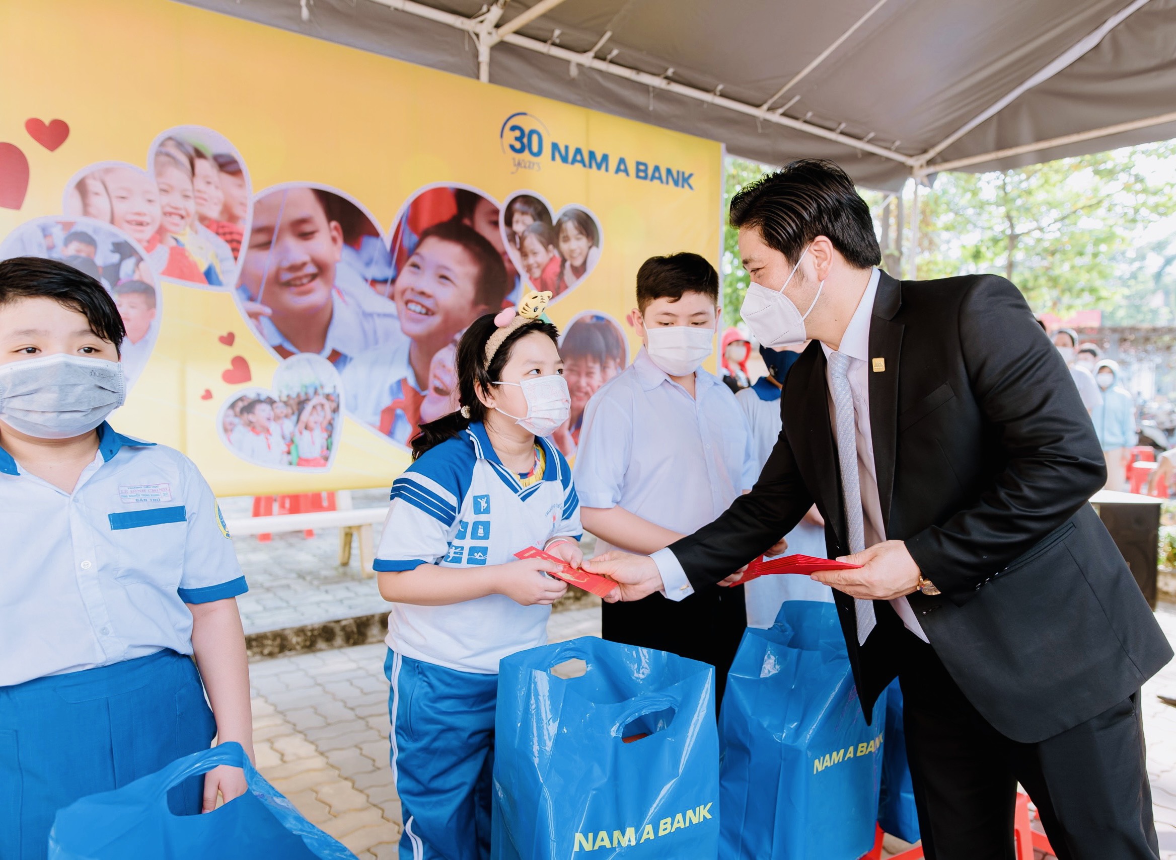 &Ocirc;ng Trần Khải Ho&agrave;n - Ph&oacute; Tổng gi&aacute;m đốc thường trực Nam A Bank gửi qu&agrave; đến c&aacute;c em nhỏ c&oacute; ho&agrave;n cảnh kh&oacute; khăn.